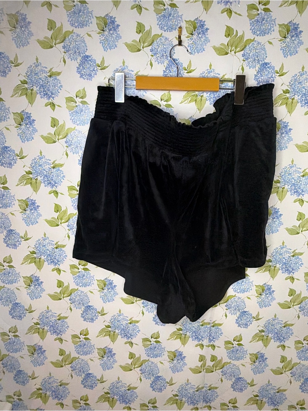 Black Women's Velvet Shorts 2X